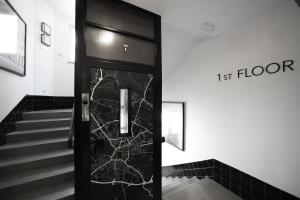 卢布尔雅那Urban Boutique Hotel Center的黑色电梯门,上面有地图