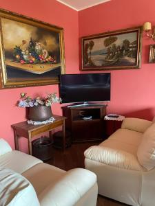 法萨诺Villa Giacomina的客厅配有2张沙发和1台平面电视
