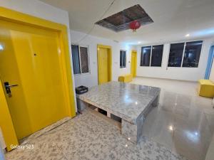 奥拉奇哈The OrtusStays - Sunrise Room的客厅配有桌子和黄色门