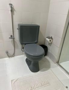 波多韦柳AQUARIUS HOTEL的浴室配有蓝色卫生间和淋浴。