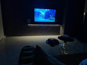 Al ‘Azīzīyahاستديو Studio Hometel VIP的一间带电视和2张凳子的客厅