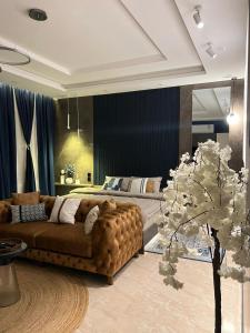 Al ‘Azīzīyahاستديو Studio Hometel VIP的客厅配有沙发和1张床