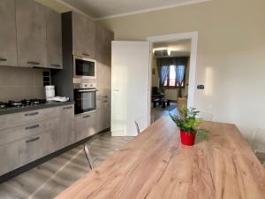 CentalloElegante Appartamento Tre Amis - Doppio Garage & Free WiFi的厨房配有木桌和盆栽植物