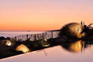 奥尔梅托阿巴特罗酒店的一座享有日落美景的游泳池