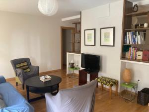 哈卡Modern & cosy Apartment in Jaca Pyrenees Spain的带沙发、桌子和电视的客厅