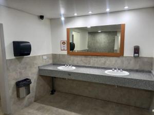 厄尔查尔坦Rancho Aparte Hostel的浴室设有2个水槽和镜子