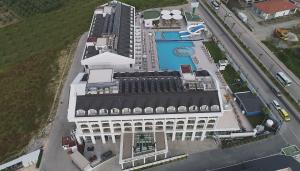 锡德Sunthalia Hotels & Resorts Ultra All Inclusive Adults Only Party Hotel的享有带游泳池的大楼的顶部景致