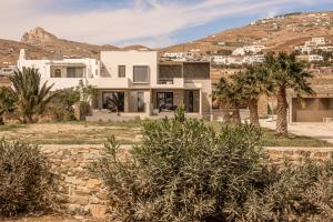 提诺斯Yenesis Seaside Retreat - Adults only的沙漠中的一座房子,以群山为背景