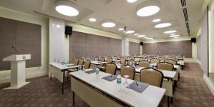 伊斯坦布尔伊斯坦布尔图标酒店的配有桌椅和讲台的会议室