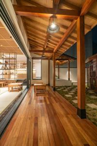 顺化Hajime Homestay Hue的客房铺有木地板,设有木梁天花板。