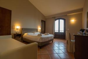 扎费拉纳-埃特内阿阿依诺尼健康酒店的酒店客房设有床和窗户。
