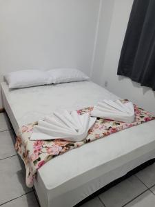 佩尼亚Recanto do Sonho的床上有两条白色毛巾