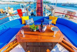 尼亚米卡尼奥纳Σκάφος - Νέα Μηχανιώνα, Ελλάδα的船上的桌子,上面放着酒杯和植物