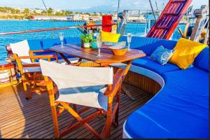 尼亚米卡尼奥纳Σκάφος - Νέα Μηχανιώνα, Ελλάδα的船上甲板上的桌椅