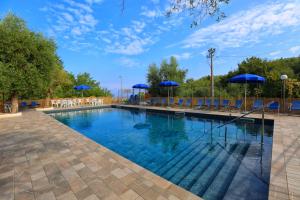索伦托AMORE RENTALS - Villa Tittina的一个带蓝伞和椅子的大型游泳池