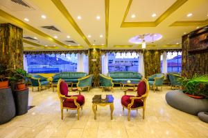 塔伊夫فندق زمان هوم لاند Zaman Homeland Hotel的一间设有椅子和桌子的等候室