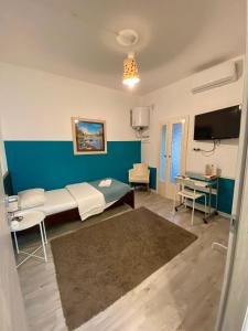 帕尔马Maison Sarraj Affittacamere的带沙发和蓝色墙壁的客厅
