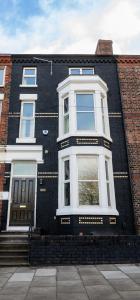 利物浦Home @ Arkles Lane的黑色砖砌建筑,设有白色窗户