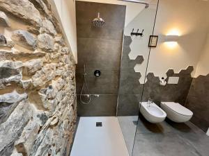 莱泽诺La Corte del Governo 565的一间带石墙和水槽的浴室