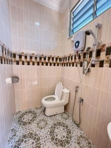 刁曼岛菲特亚咖啡木屋的一间带卫生间和水槽的浴室