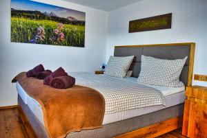 柯尼希斯湖畔舍瑙Ferienhaus Bergvagabund的一间卧室配有一张带紫色枕头的床