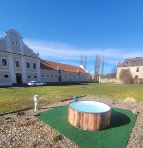 Ronow an der DoubravaChateau Moravany - apartmány, teepee a wellness的木浴缸,位于果岭顶部