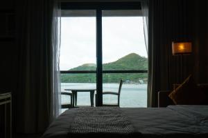 科隆Zuri Resort的客房设有床、桌子和窗户。