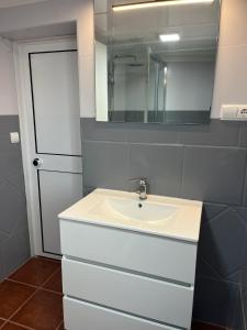 米哈斯ALMAFUERTE的浴室设有白色水槽和镜子