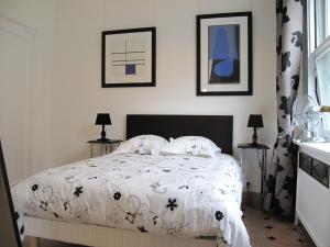 拉古莱特Tunisia la goulette的一间卧室配有一张带黑白色棉被的床