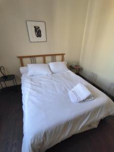 马拉科夫B Appartement的一张配有白色床单和枕头的大床
