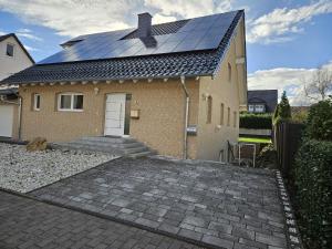 AlfterCharmante und stilvolle Wohnung的屋顶上设有太阳能电池板的房子