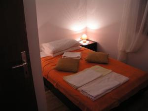 奈维斯Apartmani Bura的一间卧室配有带毛巾的床