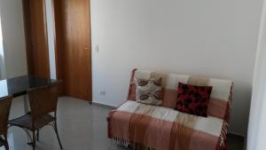 库里提巴Apartamento Central Curitiba的客房设有椅子和带枕头的沙发。
