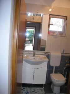 奈维斯Apartmani Bura的一间带水槽和卫生间的浴室