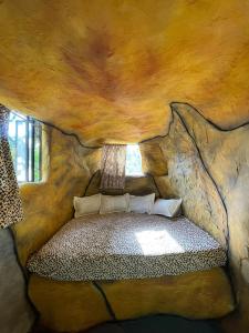 拉米萨Caverna El Mirador - La Mesa的小木屋内的卧室,配有一张床