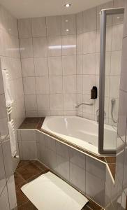 伊施格尔蒂罗尔酒店的带浴缸的浴室