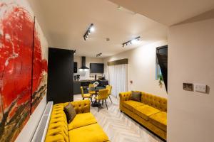 利物浦Home @ Arkles Lane的客厅配有黄色的沙发和桌子