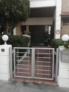 利马索尔Andros Residence的房屋前的大门