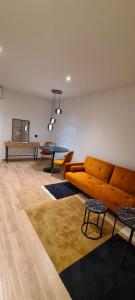 马尔托雷尔HOTEL MANEL的客厅配有沙发和桌子