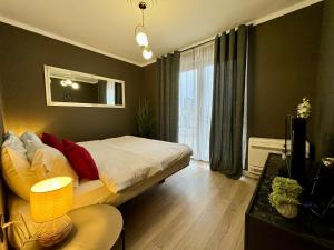 地拉那Misk Hotel & Resort的一间卧室配有一张床和一台电视