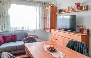 上柯尼希山麓米尔巴赫Beautiful Apartment In Mhlbach Am Hochknig With Kitchen的客厅配有桌子和电视
