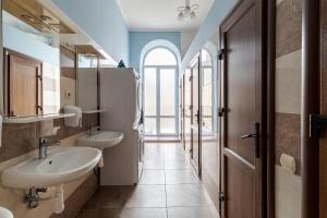 利沃夫索博尼旅舍的一间带两个盥洗盆和窗户的浴室