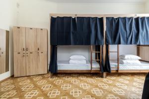 利沃夫索博尼旅舍的客房设有两张双层床和橱柜。