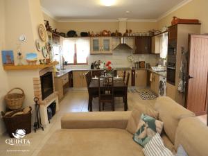西尔韦斯Quinta dos Sapos的厨房以及带沙发和桌子的客厅。