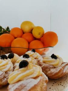 莫诺波利Carpe Diem B&B e Case Vacanza的一块带橙子和一碗水果的糕点