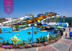 Sidi DaoudJourneyJoy II Luxury Apartment with Pool & Gym的度假村内带水滑梯的水上公园