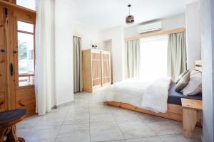 达哈布NEOM DAHAB - - - - - - - - - - - Your new hotel in Dahab with private beach的一间卧室设有一张床和一个大窗户