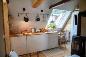 汉堡Fischerhaus Blankenese的厨房配有白色橱柜和炉灶。