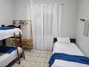图托亚Mini Hostel的客房设有两张双层床和一扇窗户。