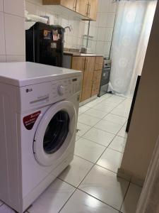 沙迦Studio Apartment的厨房里配有白色洗衣机
